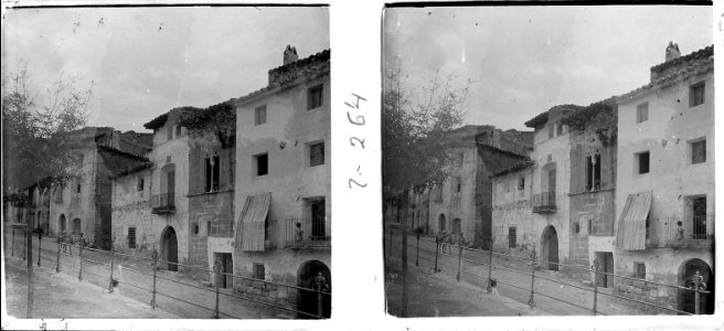 Cases antigues i plaça de Casp
