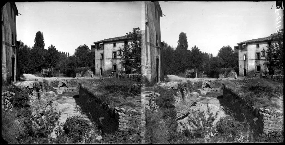 Cases de Sant Julià de Vilatorta amb arbres al fons