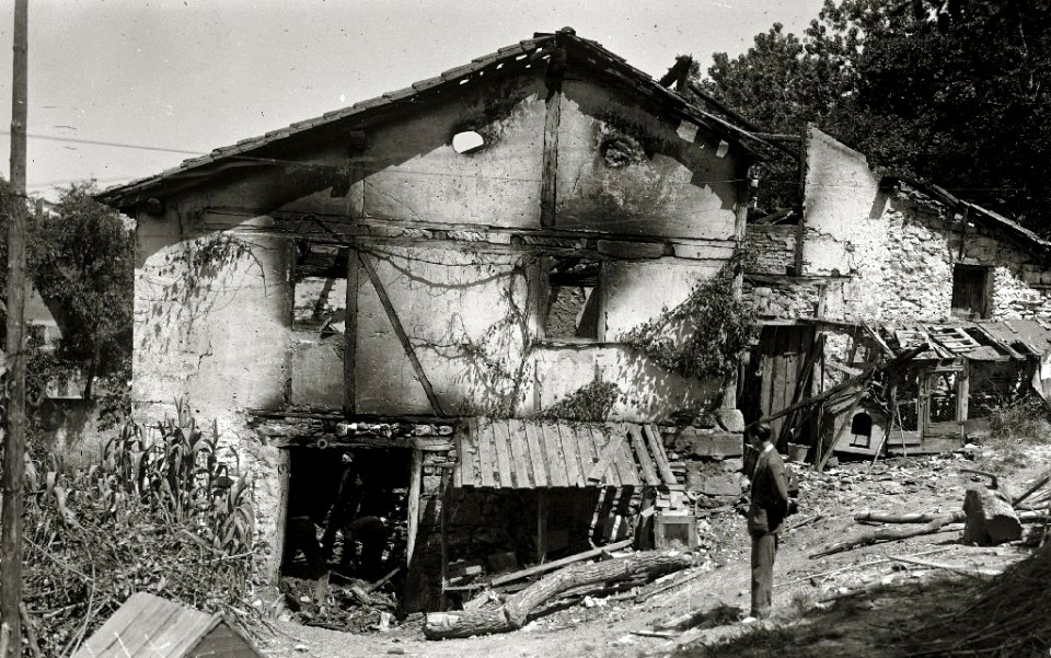 Caserío Txoldaune en el barrio del Antiguo después de un incendio (1 de 4) - Fondo Car-Kutxa Fototeka