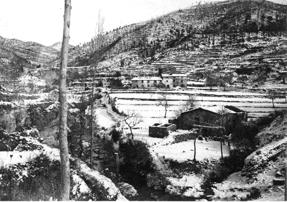 Caseta del Negre, junt al canal de Berga, nevada