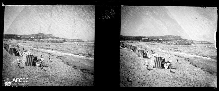Casetes i gent a la platja de la Corunya