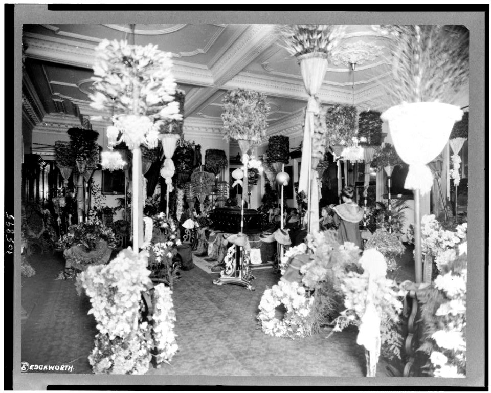 Casket, visitors, and flowers in throne room, at funeral of Liliuokalani, Queen of Hawaii, Honolulu, Hawaii LCCN92513985