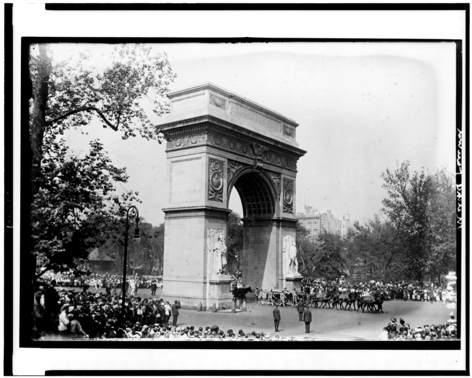 Casket of former mayor of New York City John Purroy Mitchel on wagon at Washington Memorial Arch, Washington Square, New York City LCCN91705148
