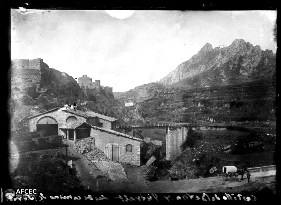 Castell de Berga i el santuari de la Mare de Déu de Queralt, vista des del camí