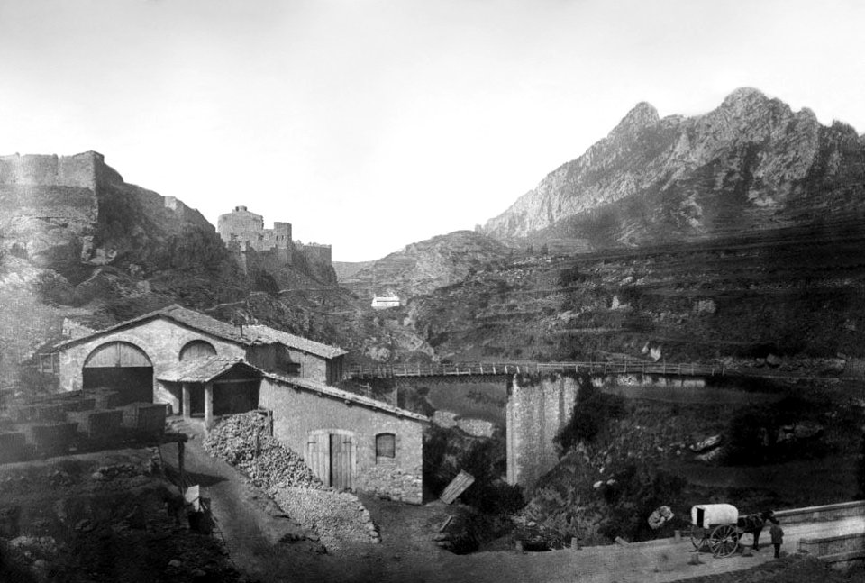 Castell de Berga i el santuari de la Mare de Déu de Queralt, vista des del camí Restored