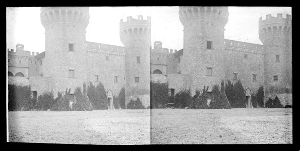 Castell de Peralada amb torres de planta circular