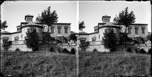 Castell de Santa Margarida amb alguns arbres al voltant