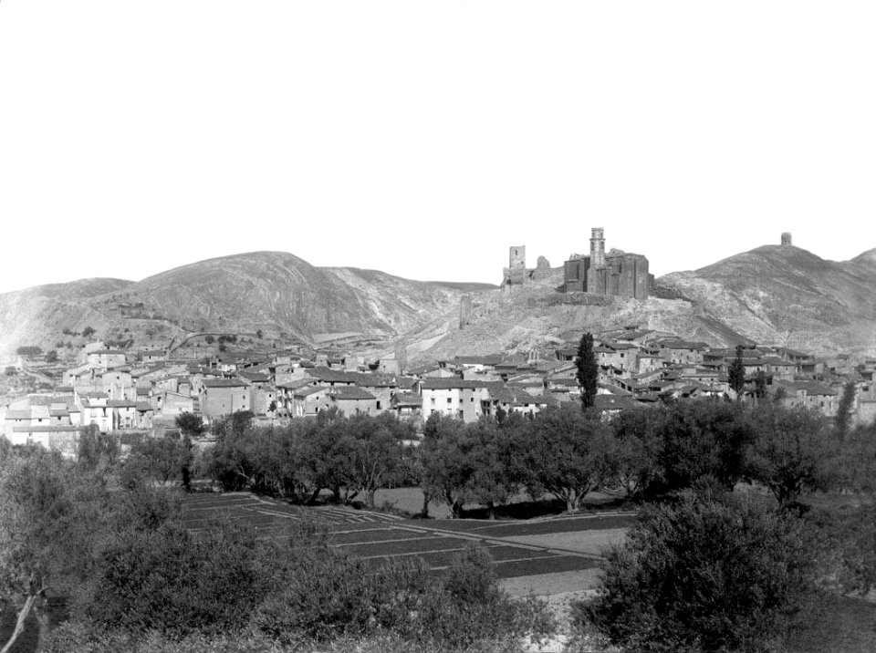 Castelló de Farfaña vist des del camí de Balaguer Restored