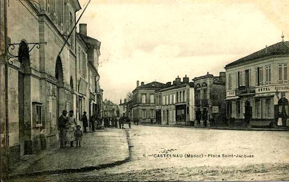 Castelnau-de-Médoc - Place Saint-Jacques 1