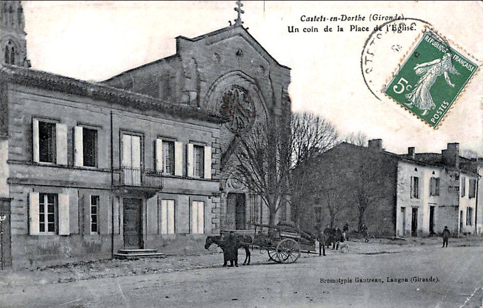 Castets-en-Dorthe - Place de l'église 4