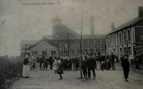 Catastrophe de Courrières - La foule devant le puits n° 10