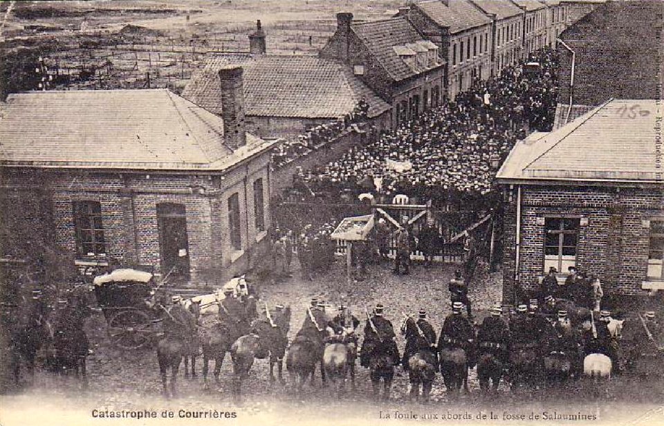 Catastrophe de Courrières - La foule aux abords de la fosse de Sallaumines