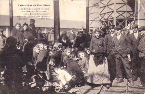 Catastrophe de Courrières - Les Femmes assises en rond attendent sur le carreau de la Fosse de Sallaumines