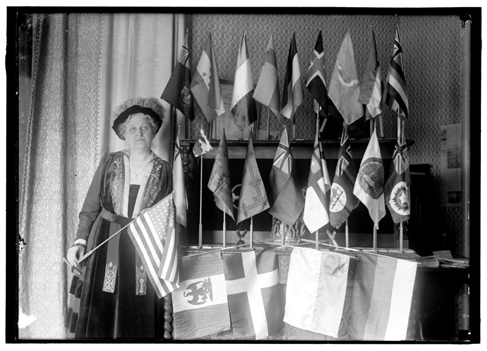 CATT, MRS. CARRIE CHAPMAN. WITH FLAGS OF 22 NATIONS LCCN2016867603
