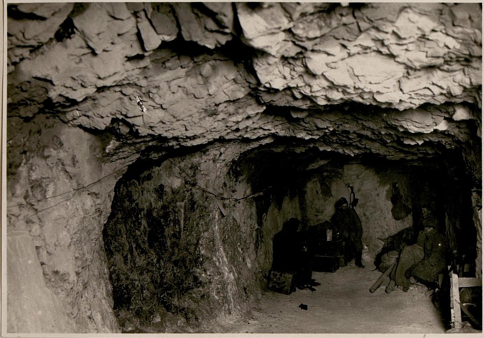 Caverne in der vordersten Stellung am Monte Sabotino (BildID 15732432)