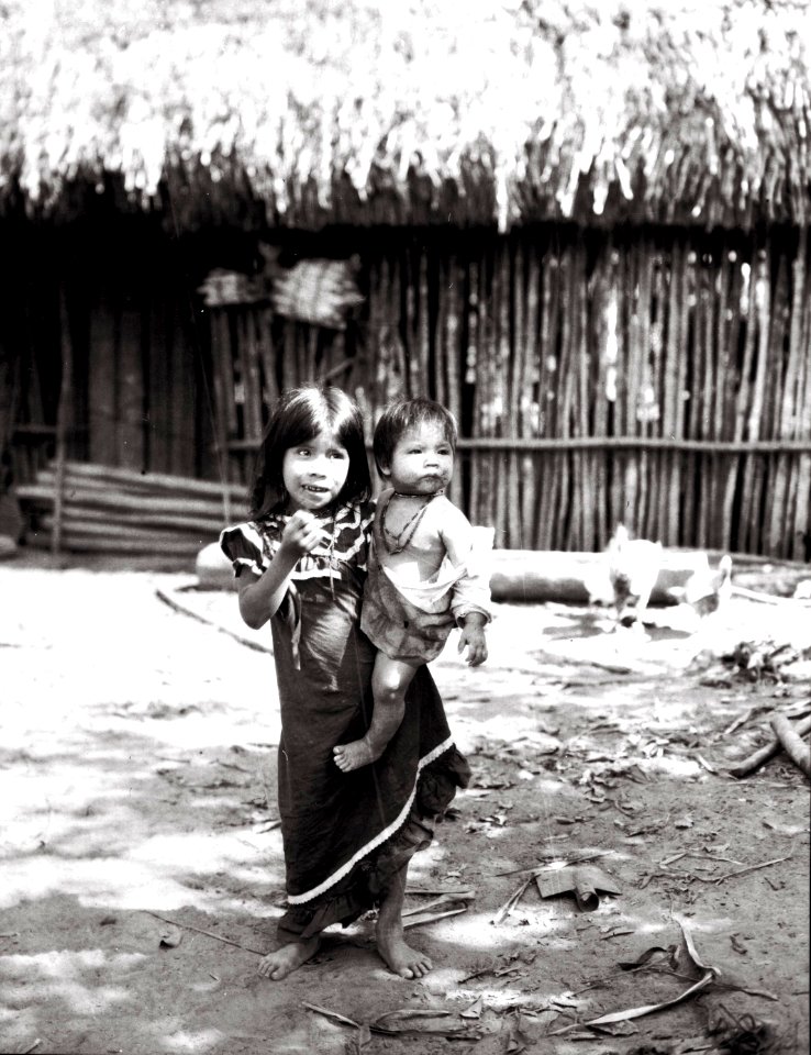 Cavinabarn. Missionsstn. Cavinas, nära R.Beni, Bolivia. Foto, Erland Nordenskiöld, exp. 1913-14 - SMVK - 005040