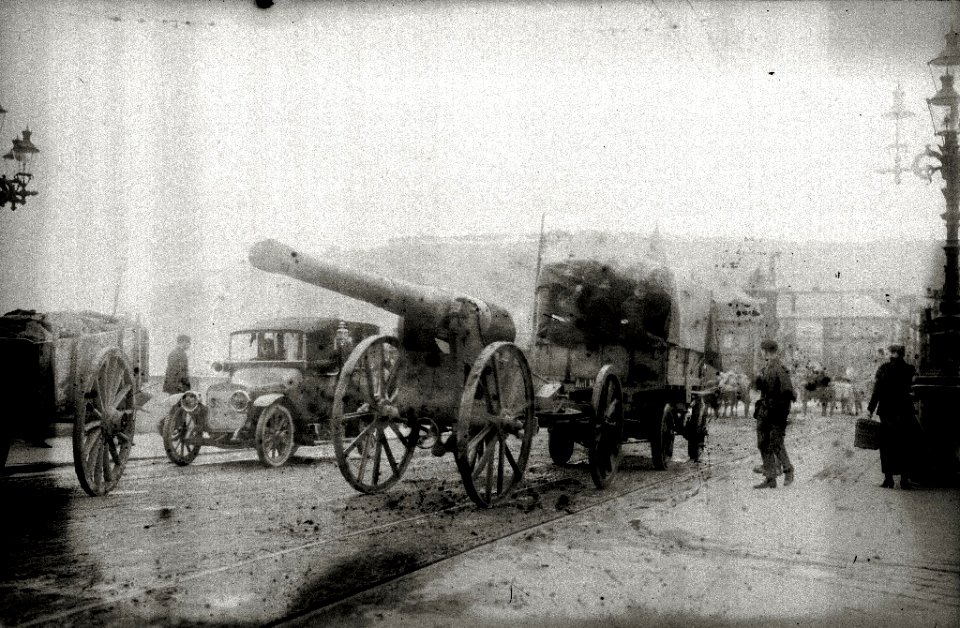 Cañón transportado en una carreta a su paso por el puente Santa Catalina (1 de 1) - Fondo Car-Kutxa Fototeka