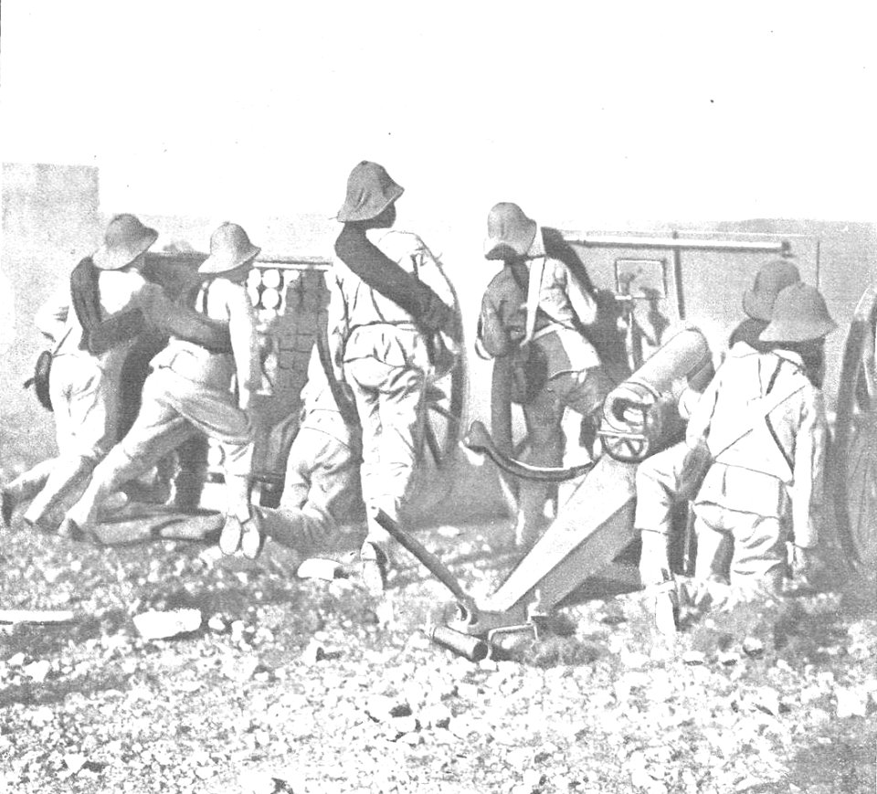 Cañón de campaña Schneider modelo 1906 haciendo fuego contra el poblado de Beni-Sicar