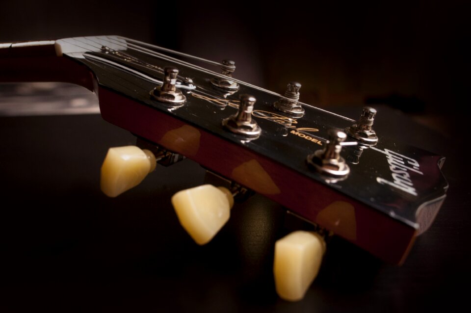 Musical instrument headstock