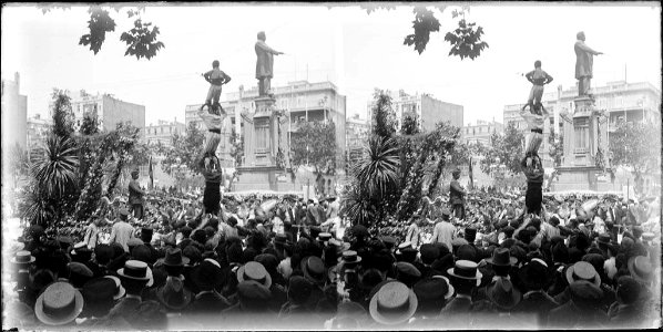 Celebració del cinquantenari dels Cors de Clavé al monument de Josep Anselm Clavé a Barcelona (AFCEC BORDAS D 4408)