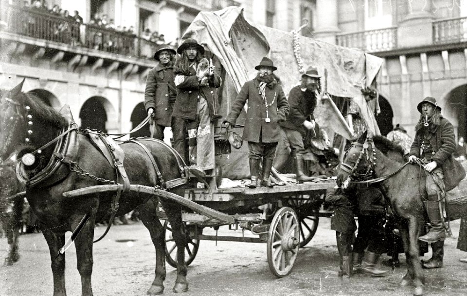 Celebración de la Fiesta de los Caldereros en la plaza de la Constitución (4 de 9) - Fondo Car-Kutxa Fototeka
