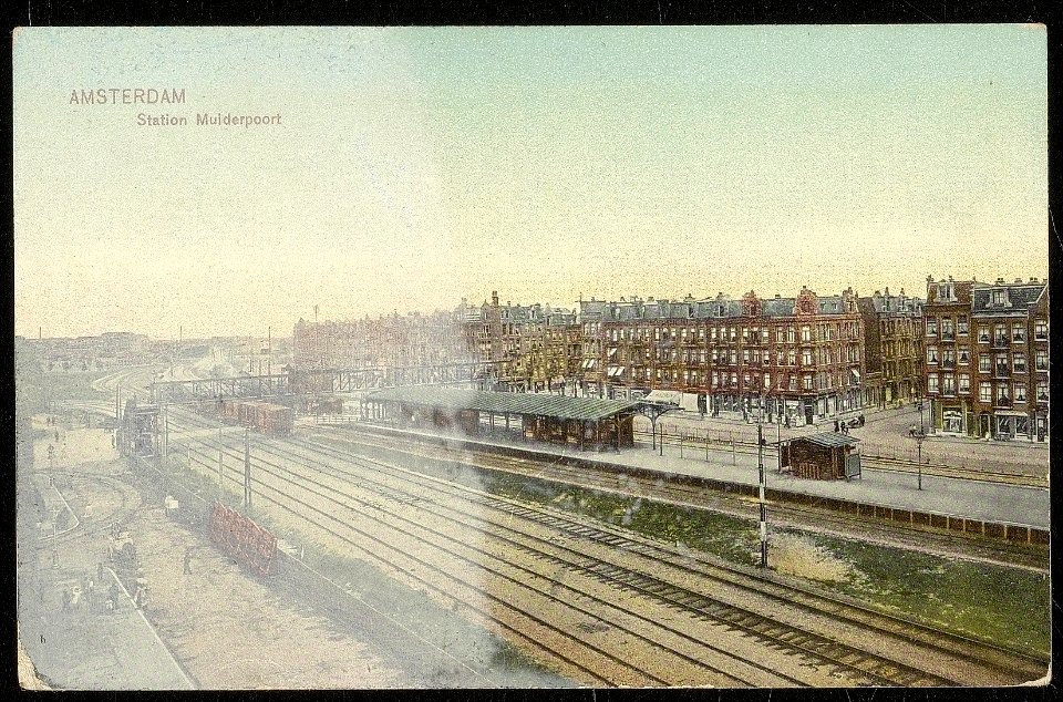 Celebesstraat tussen Javastraat en Balistraat met op de voorgrond de sporen van het Muiderpoortstation, Afb ANWU01677000006