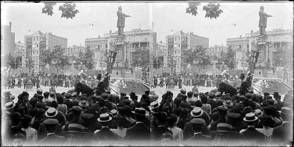 Celebració del cinquantenari dels Cors de Clavé al monument de Josep Anselm Clavé a Barcelona (AFCEC BORDAS D 4410)