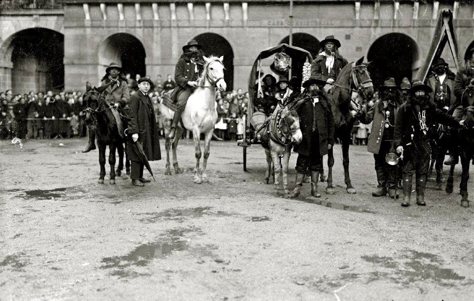 Celebración de la Fiesta de los Caldereros en la plaza de la Constitución (1 de 9) - Fondo Car-Kutxa Fototeka