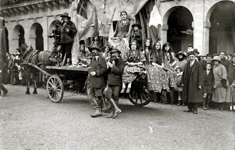 Celebración de la Fiesta de los Caldereros en la plaza de la Constitución (5 de 9) - Fondo Car-Kutxa Fototeka