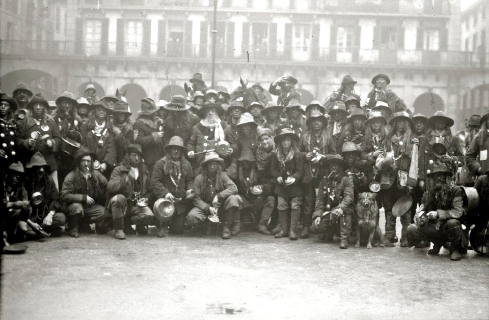 Celebración de la Fiesta de los Caldereros en la plaza de la Constitución (9 de 9) - Fondo Car-Kutxa Fototeka