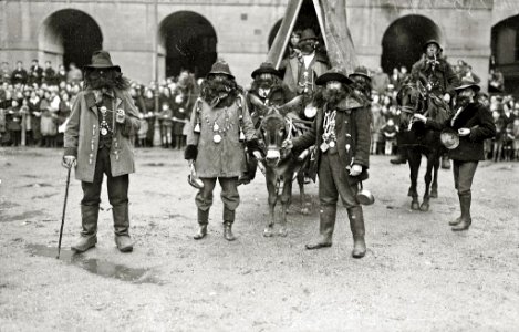 Celebración de la Fiesta de los Caldereros en la plaza de la Constitución (3 de 9) - Fondo Car-Kutxa Fototeka