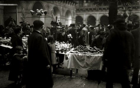 Celebración de la feria de Santo Tomás. Puesto de frutas y plantas en la plaza de la Constitución (1 de 1) - Fondo Car-Kutxa Fototeka