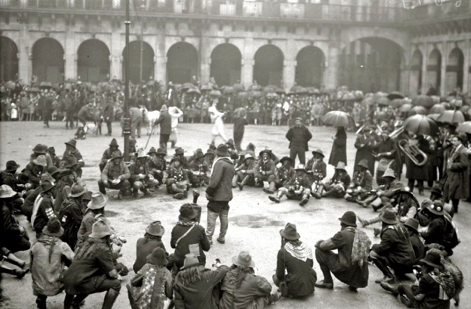 Celebración de la Fiesta de los Caldereros en la plaza de la Constitución (7 de 9) - Fondo Car-Kutxa Fototeka