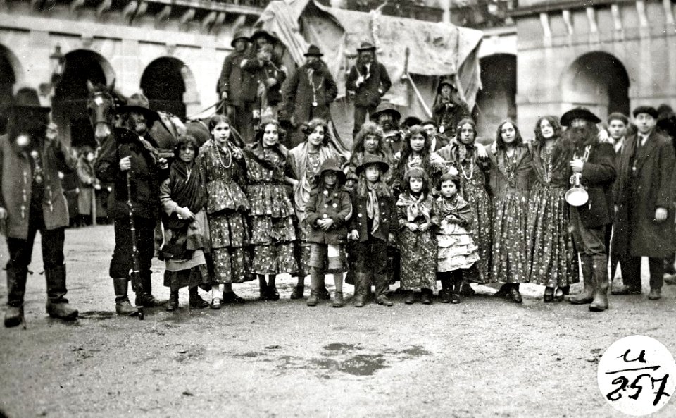 Celebración de la Fiesta de los Caldereros en la plaza de la Constitución (2 de 9) - Fondo Car-Kutxa Fototeka