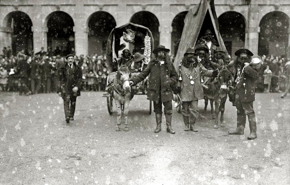 Celebración de la Fiesta de los Caldereros en la plaza de la Constitución (6 de 9) - Fondo Car-Kutxa Fototeka