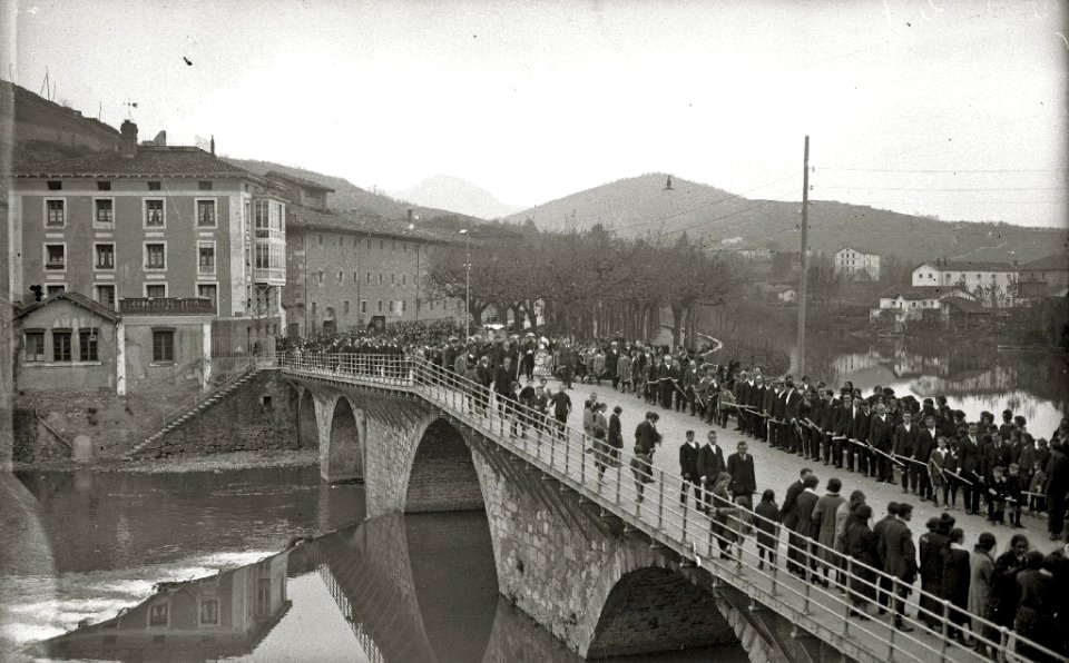 Celebración de la procesión de Semana Santa en la localidad Tolosa (2 de 4) - Fondo Car-Kutxa Fototeka