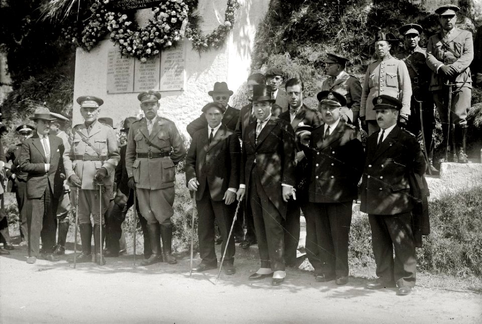 Celebración de un acto castrense en honor a las víctimas del fusilamiento de Endarlaza en la localidad de Irun (1 de 6) - Fondo Car-Kutxa Fototeka