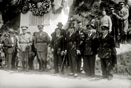 Celebración de un acto castrense en honor a las víctimas del fusilamiento de Endarlaza en la localidad de Irun (1 de 6) - Fondo Car-Kutxa Fototeka