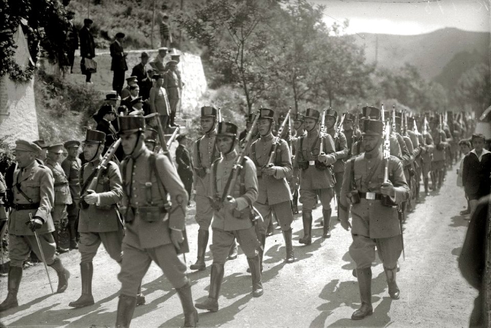 Celebración de un acto castrense en honor a las víctimas del fusilamiento de Endarlaza en la localidad de Irun (5 de 6) - Fondo Car-Kutxa Fototeka