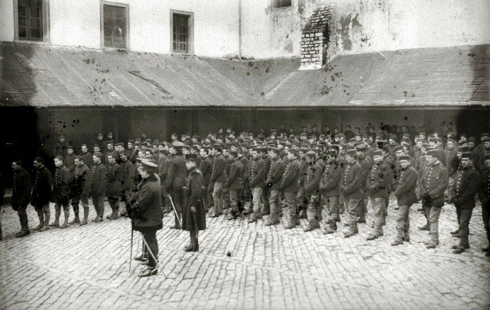 Celebración de un acto castrense en el patio del cuartel de San Telmo (4 de 6) - Fondo Car-Kutxa Fototeka