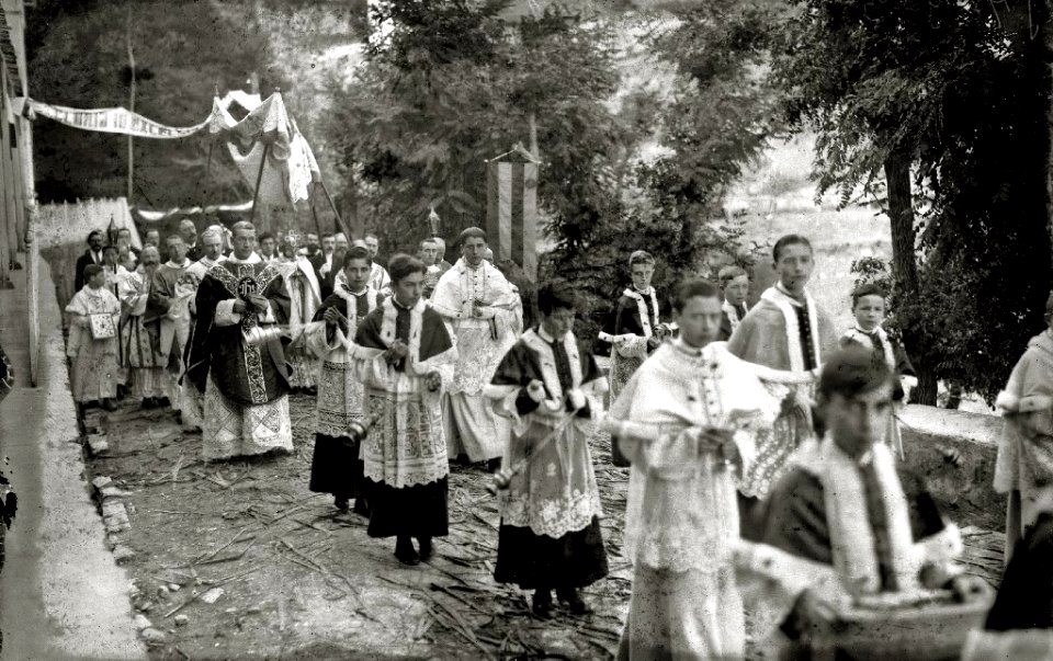 Celebración de un acto religioso en el Colegio Captier y en la gruta de Lourdes Txiki en Igeldo (2 de 9) - Fondo Car-Kutxa Fototeka