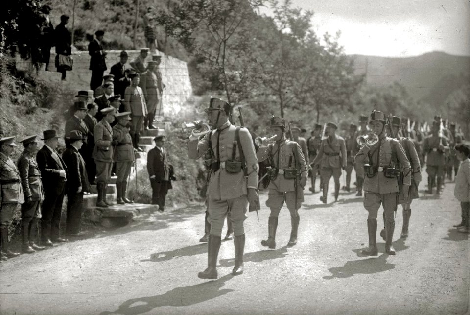 Celebración de un acto castrense en honor a las víctimas del fusilamiento de Endarlaza en la localidad de Irun (2 de 6) - Fondo Car-Kutxa Fototeka