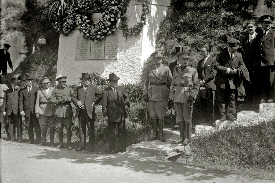 Celebración de un acto castrense en honor a las víctimas del fusilamiento de Endarlaza en la localidad de Irun (6 de 6) - Fondo Car-Kutxa Fototeka