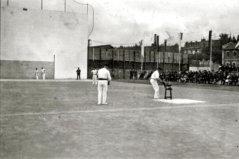 Celebración de un partido de rebote en el frontón Maitena de Atotxa (3 de 4) - Fondo Car-Kutxa Fototeka