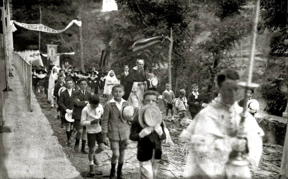 Celebración de un acto religioso en el Colegio Captier y en la gruta de Lourdes Txiki en Igeldo (3 de 9) - Fondo Car-Kutxa Fototeka