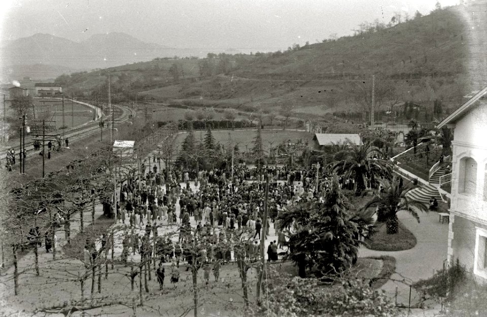 Celebración de una fiesta en 'los Campos Elíseos' del barrio de Martutene (3 de 6) - Fondo Car-Kutxa Fototeka