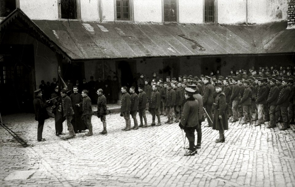 Celebración de un acto castrense en el patio del cuartel de San Telmo (2 de 6) - Fondo Car-Kutxa Fototeka