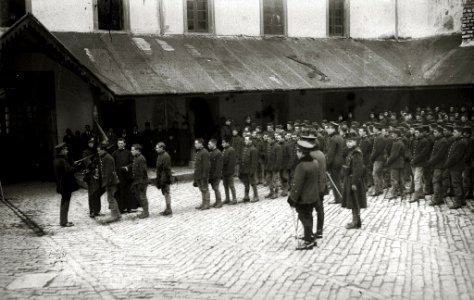 Celebración de un acto castrense en el patio del cuartel de San Telmo (2 de 6) - Fondo Car-Kutxa Fototeka