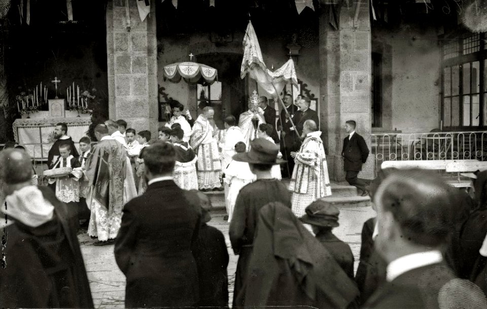 Celebración de un acto religioso en el Colegio Captier y en la gruta de Lourdes Txiki en Igeldo (7 de 9) - Fondo Car-Kutxa Fototeka