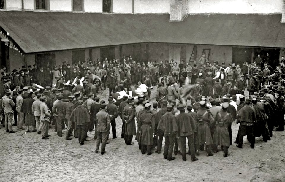 Celebración de una fiesta en el patio de un acuartelamiento (1 de 2) - Fondo Car-Kutxa Fototeka